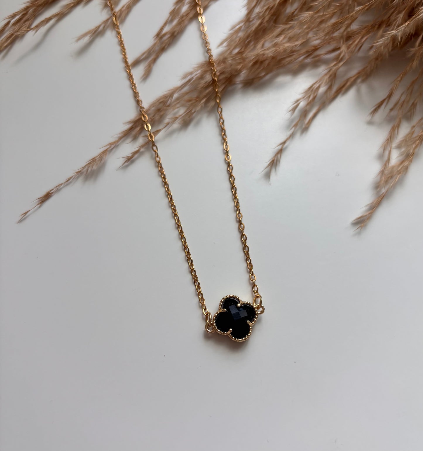 Lux Black Trebol Necklace
