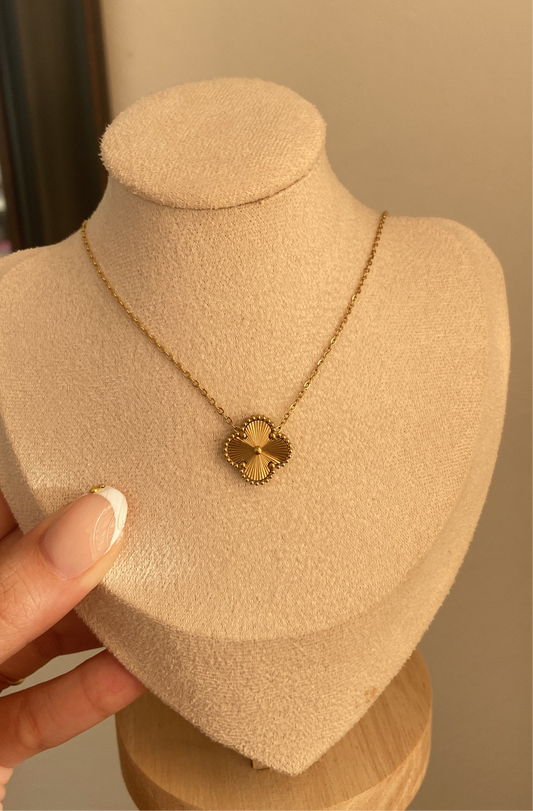 Gold Trebol necklace