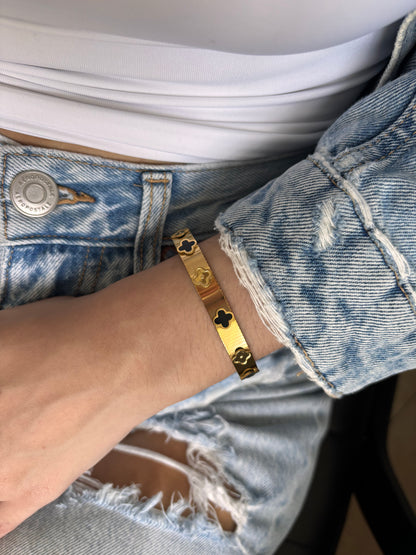 Black Trebol Bangle