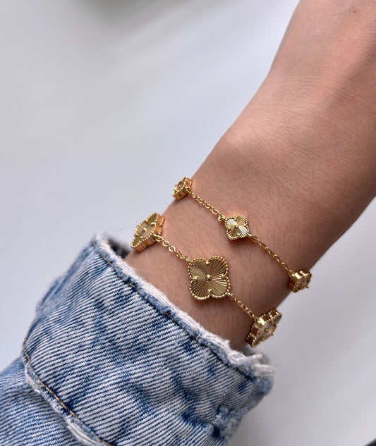 Gold trebol bracelet