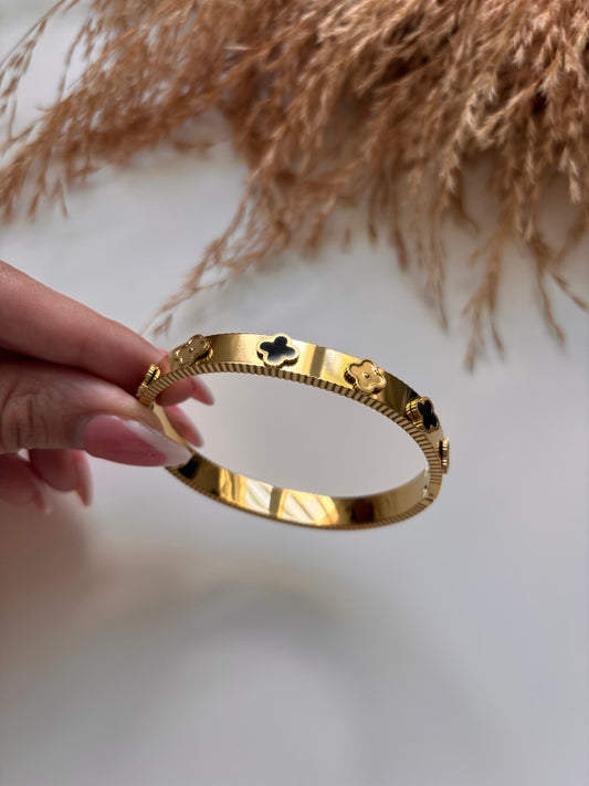 Black Trebol Bangle