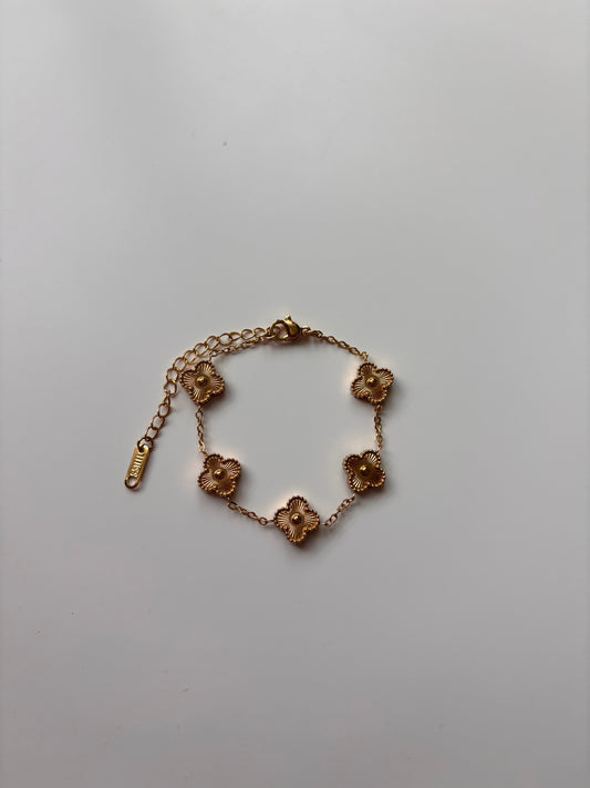 Gold M trebol bracelet